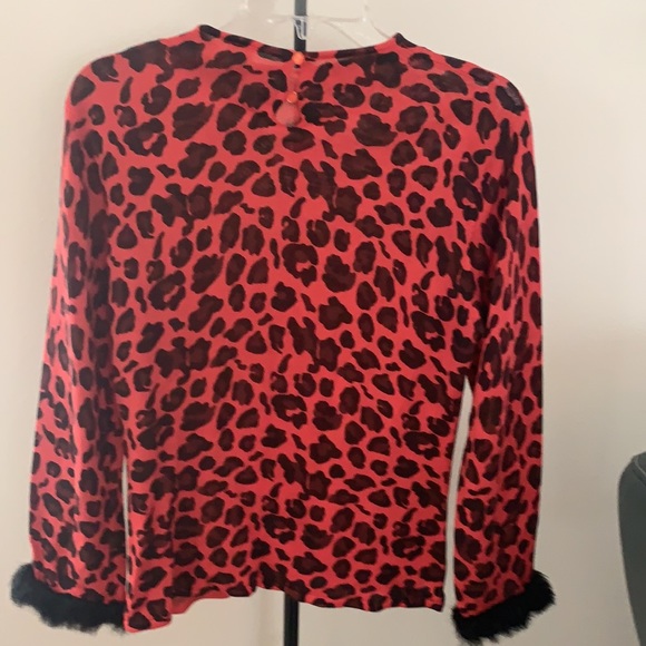 Cool sweater great with leather skirt and boots - Picture 3 of 3